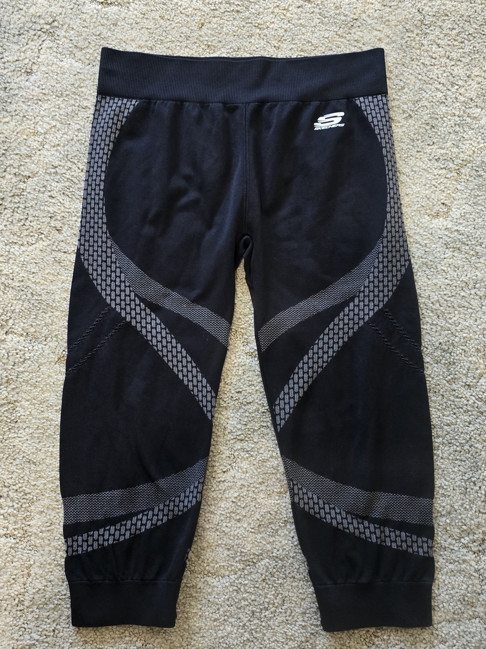 Skechers Woman Black Capri Leggings with Gray Accents, Cut Out Leg Detail *0035
